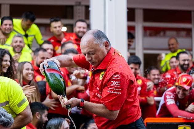 Frederic Vasseur (Scuderia Ferrari HP, Teamchef) und Team jubeln ueber den Sieg und Platz 2, USA, Formel 1 Weltmeisterschaft, Pirelli Grand Prix der Vereinigten Staaten von Amerika, Circuit of the Americas Austin, Rennen, 20.10.2024 USA, Formel 1 Weltmeisterschaft, Pirelli Grand Prix der Vereinigten Staaten von Amerika, Circuit of the Americas Austin, Rennen, 20.10.2024 Austin Copyright: xEibner-Pressefoto Memmlerx EP_MMR