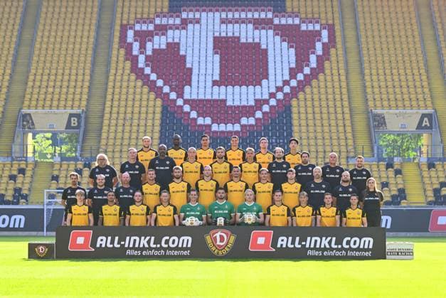 oberste Reihe, v.l.: Tom Berger, Dennis Duah, Claudio Kammerknecht, Philip Heise, Robin Meißner, Kyu-hyun Park; zweite Reihe von oben, v.l.: Heiko Scholz (Co-Trainer), Matthias Grahà (Fitness- und Konditionstrainer), David Yelldell (Torwarttrainer), Dmytro Bohdanov, Lars Bünning, Lukas Boeder, Dr. Michael Bata (Mannschaftsarzt), Dr. Josà Portela (Leiter Sportwissenschaften), Tom Teichert-Tölg (Zeugwart), Justin Löwe (Teammanager); 3. reihe von oben, v.l.: Thomas Stamm (Cheftrainer), Valentin Vochatzer (Co-Trainer), Manuel Klökler (Co-Trainer), Christoph Daferner, David Kubatta, Vinko Å apina, Stefan Kutschke, Aljaž Casar, Paul Lehmann, Henrik Lange (Leiter Physiotherapie), Tony Fischer (Physiotherapeut), Laura Seifert (Physiotherapeutin); unterste Reihe, v.l.: Jonas Oehmichen, Oliver Batista Meier, Tony Menzel, Jonas Sterner, Daniel Mesenhöler, Tim Schreiber, Phillip Böhm, Jakob Lemmer, Sascha Risch, Niklas Hauptmann, Jan-Hendrik Marx; Fototermin, Teamfoto, neues Mannschaftsfoto 2024 2025 mit dem ganzen Kader und allen Neuzugängen, SG Dynamo Dresden, Fußball, Fussball, 3. Liga, Saison 2024 2025, Rudolf-Harbig-Stadion Dresden, 18.09.2024,