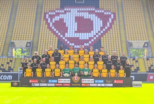 oberste Reihe, v.l.: Tom Berger, Dennis Duah, Claudio Kammerknecht, Philip Heise, Robin Meißner, Kyu-hyun Park; zweite Reihe von oben, v.l.: Heiko Scholz (Co-Trainer), Matthias Grahà (Fitness- und Konditionstrainer), David Yelldell (Torwarttrainer), Dmytro Bohdanov, Lars Bünning, Lukas Boeder, Dr. Michael Bata (Mannschaftsarzt), Dr. Josà Portela (Leiter Sportwissenschaften), Tom Teichert-Tölg (Zeugwart), Justin Löwe (Teammanager); 3. reihe von oben, v.l.: Thomas Stamm (Cheftrainer), Valentin Vochatzer (Co-Trainer), Manuel Klökler (Co-Trainer), Christoph Daferner, David Kubatta, Vinko Å apina, Stefan Kutschke, Aljaž Casar, Paul Lehmann, Henrik Lange (Leiter Physiotherapie), Tony Fischer (Physiotherapeut), Laura Seifert (Physiotherapeutin); unterste Reihe, v.l.: Jonas Oehmichen, Oliver Batista Meier, Tony Menzel, Jonas Sterner, Daniel Mesenhöler, Tim Schreiber, Phillip Böhm, Jakob Lemmer, Sascha Risch, Niklas Hauptmann, Jan-Hendrik Marx; Fototermin, Teamfoto, neues Mannschaftsfoto 2024 2025 mit dem ganzen Kader und allen Neuzugängen, SG Dynamo Dresden, Fußball, Fussball, 3. Liga, Saison 2024 2025, Rudolf-Harbig-Stadion Dresden, 18.09.2024,