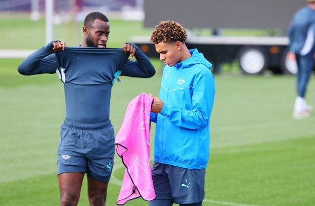 RB Leipzig - Training Champions League Leipzig, 22.10.2024, RB Akademie, Fussball, UEFA Champions League, Matchday-1, RB LEIPZIG vs.FC LIVERPOOL am 23 10 2024 , Abschlusstraining RB Leipzig , Im Bild v.l.: Lutsharel Geertruida (3, RB Leipzig) und Antonio Nusa (7, RB Leipzig) ,
