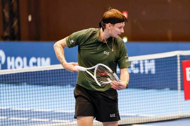 Alexander Bublik (KAZ) zertrümmert sein Schläger , Tennis, Swiss Indoors ATP, Tennis Herren World Tour 500), 1 16 Finals Einzel, 2024, Botic v. de Zandschulp (NED) vs. Alexander Bublik (KAZ), 22.10.2024, St. Jakobshalle, Basel, Schweiz Basel St. Jakobshalle BS Schweiz Copyright: xGrantxHubbsx