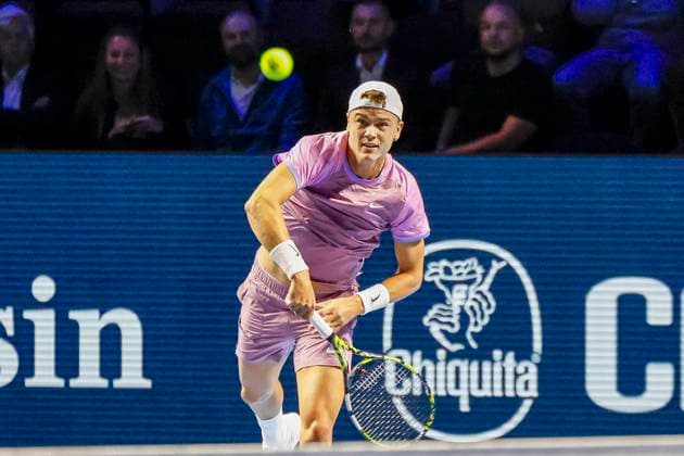 Holger Rune (DEN) , Tennis, Swiss Indoors ATP, Tennis Herren World Tour 500), 1 16 Finals Einzel, 2024, Nicolas Jarry (CHI) vs. Holger Rune (DEN), 22.10.2024, St. Jakobshalle, Basel, Schweiz Basel St. Jakobshalle BS Schweiz Copyright: xGrantxHubbsx