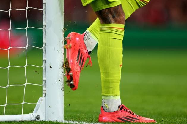 David Raya of Arsenal cleans his boots on the goalpost - Arsenal v Shakhtar Donetsk, UEFA Champions League, Emirates Stadium, London, UK - 22nd October 2024 Arsenal v Shakhtar Donetsk, UEFA Champions League, Group Stage, Football, Emirates Stadium, London, UK - 22 Oct 2024 EDITORIAL USE ONLY No use with unauthorised audio, video, data, fixture lists, club league logos or live services. Online in-match use limited to 120 images, no video emulation. No use in betting, games or single club league player publications. Copyright: xMDI Shutterstockx 14805154d