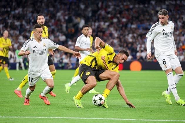 Ramy Bensebaini (Dortmund 5), Lucas Vazquez (Madrid 17) ESP, Real Madrid vs. Borussia Dortmund, Fussball, Champions-League, 3. Spieltag, Saison 2024 2025, 22.10.2024 ESP, Real Madrid vs. Borussia Dortmund, Fussball, Champions-League, 3. Spieltag, Saison 2024 2025, 22.10.2024 Madrid Copyright: xEibner-Pressefoto JoergxNiebergax EP_JNL