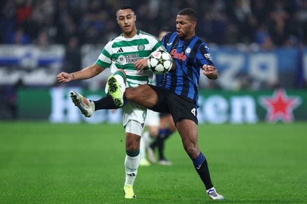 Adam Idah of Celtic (L) battles with Isak Hien of Atalanta BC (R) Atalanta v Celtic, UEFA Champions League, Group Stage, Football, Gewiss Stadium, Bergamo, Italy, 23 Oct 2024 EDITORIAL USE ONLY No use with unauthorised audio, video, data, fixture lists, club league logos or live services. Online in-match use limited to 120 images, no video emulation. No use in betting, games or single club league player publications. Copyright: xMarcoxCanoniero Shutterstockx 14801628v