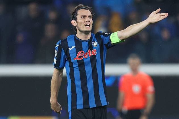 Marten de Roon of Atalanta BC gives instructions Atalanta v Celtic, UEFA Champions League, Group Stage, Football, Gewiss Stadium, Bergamo, Italy, 23 Oct 2024 EDITORIAL USE ONLY No use with unauthorised audio, video, data, fixture lists, club league logos or live services. Online in-match use limited to 120 images, no video emulation. No use in betting, games or single club league player publications. Copyright: xMarcoxCanoniero Shutterstockx 14801628ah