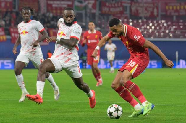 GER, Sachsen, Leipzig, Champions League RB Leipzig gegen FC Liverpool, CHL, UCL, Spieltag, Spielzeit 2024 2025, RB Arena, v.l. im Bild: Amadou Haidara (RB Leipzig 08), Lutsharel Geertruida (RB Leipzig 03), Cody Gakpo (FC Liverpool - 09), Zweikampf, Action, Kampf, kaempft um den Ball, 23.10.2024, Copyright: HMBxMedia UwexKoch