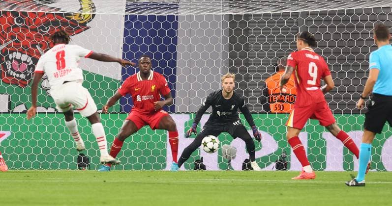 RB Leipzig - Liverpool Champions League Leipzig, 23.10.2024, Red Bull Arena, Fußball, UEFA Champions League, 3. Spieltag , RB Leipzig vs. FC Liverpool , Im Bild: Torschuß von Amadou Haidara (8, RB Leipzig) gegen Torwart Caoimhin Kelleher (62, Liverpool). , Nur zur redaktionellen Nutzung. Only editorial use. , UEFA regulations prohibit any use of photographs as image sequences and or quasi-video. ,