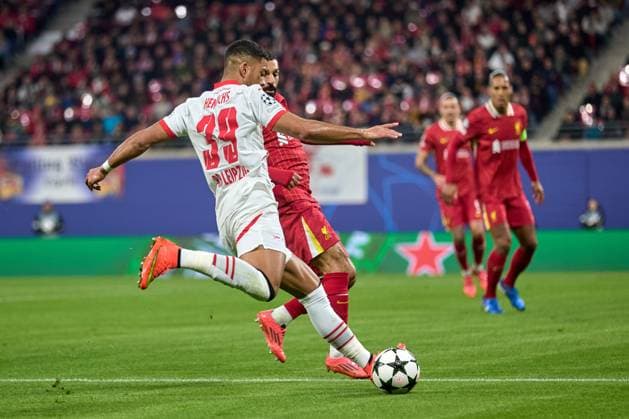 23.10.2024, Fußball, Männer, Champions League, Ligaphase, 2024 2025, Spieltag 3, RB Leipzig - Liverpool FC Benjamin Henrichs (39, RB Leipzig), Flanke, Aktion, mit Ball, Freisteller Leipzig Red Bull Arena Sachsen Deutschland