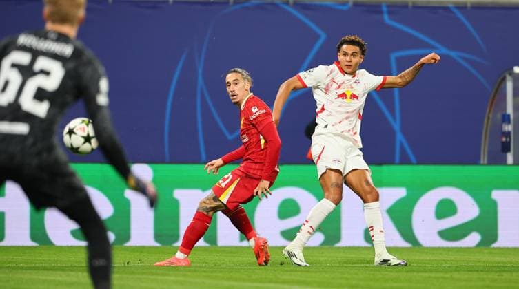 RB Leipzig - Liverpool Champions League Leipzig, 23.10.2024, Red Bull Arena, Fussball, UEFA Champions League, Spieltag 3 , RB LEIPZIG vs. FC LIVERPOOL , Im Bild v.l.: Torwart Caoimhin Kelleher (62, Liverpool), Konstantinos Tsimikas (21, Liverpool) und Antonio Nusa (7, RB Leipzig),