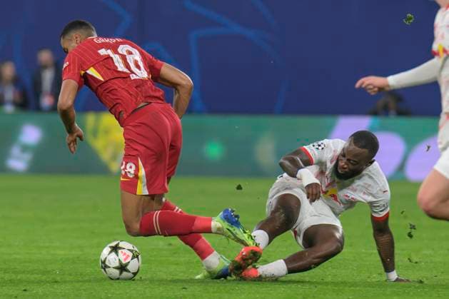 GER, Sachsen, Leipzig, Champions League RB Leipzig gegen FC Liverpool, CHL, UCL, Spieltag, Spielzeit 2024 2025, RB Arena, v.l. im Bild: Cody Gakpo (FC Liverpool - 09), Lutsharel Geertruida (RB Leipzig 03), Zweikampf, Action, Kampf, kaempft um den Ball, Faul, 23.10.2024, Copyright: HMBxMedia UwexKoch