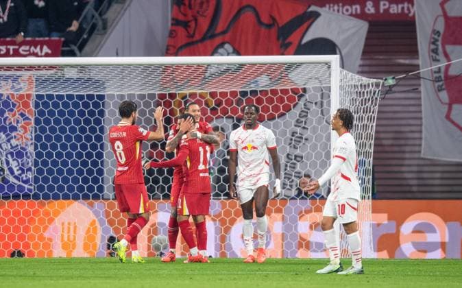 Fussball, Herren, Saison 2024 2025, Champions League (Ligaphase, 3. Spieltag), RB Leipzig - FC Liverpool, v.l. Dominik Szoboszlai (FC Liverpool), Mohamed Salah (FC Liverpool), Darwin Nunez (FC Liverpool), Jubel nach Tor zum 1:0, Castello Lukeba (RB Leipzig), Xavi Simons (RB Leipzig), 23.10.2024, Copyright: xSebastianxRäppold MatthiasxKochx