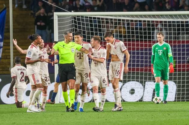 Nach dem 3:1 fuer Barcelona hatten die Bayern Gespraechsbedarf mit dem Schiri, ESP, FC Barcelona, Barca - FC Bayern Muenchen, Fussball, Champions-League, 3. Spieltag, Saison 2024 2025, 23.10.2024 ESP, FC Barcelona - FC Bayern Muenchen, Fussball, Champions-League, 3. Spieltag, Saison 2024 2025, 23.10.2024 Barcelona Copyright: xEibner-Pressefoto JoergxNiebergax EP_JNL