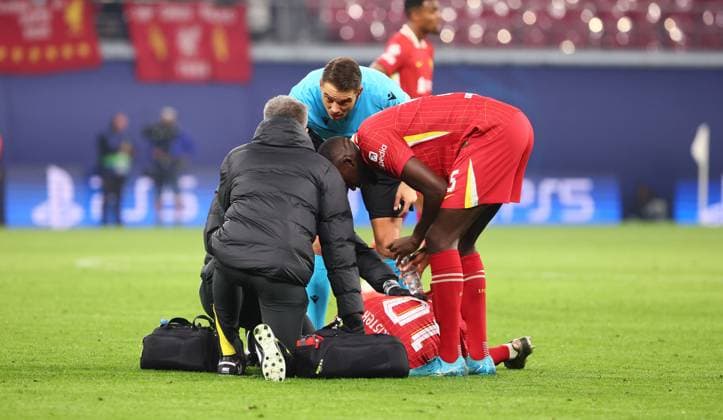 RB Leipzig - Liverpool Champions League Leipzig, 23.10.2024, Red Bull Arena, Fußball, UEFA Champions League, 3. Spieltag , RB Leipzig vs. FC Liverpool , Im Bild: muß wegen einer Verletzung behandelt werden. , Nur zur redaktionellen Nutzung. Only editorial use. , UEFA regulations prohibit any use of photographs as image sequences and or quasi-video. ,