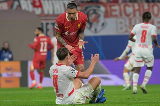GER, Sachsen, Leipzig, Champions League RB Leipzig gegen FC Liverpool, CHL, UCL, Spieltag, Spielzeit 2024 2025, RB Arena, v.l. im Bild: Willi Orban (RB Leipzig 04), Darwin Nunez (FC Liverpool - 09), traurig, deprimiert, sauer, 23.10.2024, Copyright: HMBxMedia UwexKoch