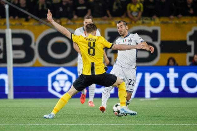 Lukasz Lakomy (BSC Young Boys, 08) und Henrikh Mkhitaryan (Inter Mailand, 22) im Zweikampf , Fussball, UEFA Champions League, 3. Spieltag, 2024 2025, Young Boys Bern vs. Inter Mailand, 23.10.2024, Stadion Wankdorf, Bern, Schweiz Bern Stadion Wankdorf Kanton Bern Schweiz Copyright: xGrantxHubbsx