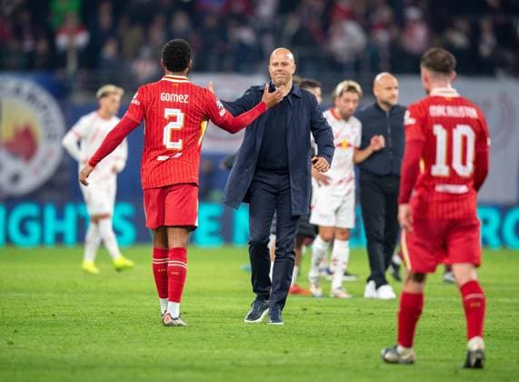 Fussball, Herren, Saison 2024 2025, Champions League (Ligaphase, 3. Spieltag), RB Leipzig - FC Liverpool, v. l. Mohamed Simakan (RB Leipzig), Trainer Arne Slot (FC Liverpool), Xavi Simons (RB Leipzig), Jubel nach dem Abpfiff, 23.10.2024, Copyright: xSebastianxRäppold MatthiasxKochx