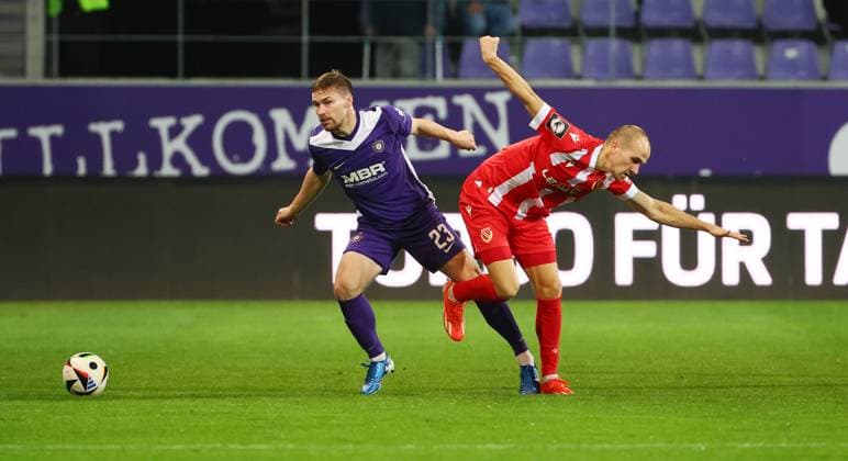 Aue, 22.10.2024, Erzgebirgsstadion, Fußball, 3.Liga, 11.Spieltag , FC Erzgebirge Aue vs. FC Energie Cottbus , Im Bild von links; Anthony Barylla (23, Aue), Phil Halbauer ( 11, Cottbus). , Nur für journalistische Zwecke. Only for editorial use! , DFB regulations prohibit any use of photographs as image sequences and or quasi-video. ,