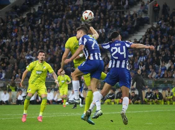 PRT, UEFA Europa League, FC Porto vs Hoffenheim 24.10.2024, Estadio Do Dragao, Porto, PRT, UEFA Europa League, FC Porto vs Hoffenheim , im Bild Francisco Moura (Porto), Haris Tabakovic (Hoffenheim), Nehuen Perez (Porto) Porto Estadio Do Dragao Portugal