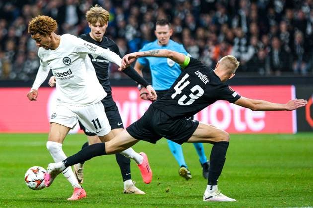 Hugo Ekitike (Eintracht Frankfurt, 11) im Zweikampf mit Ziga Lipuscek (Riga FS, 43), GER, Eintracht Frankfurt vs. Rigas FS, Fussball, UEFA Europa League, 3. Spieltag, Spielzeit 2024 25, 24.10.2024. GER, Eintracht Frankfurt vs. Rigas FS, Fussball, UEFA Europa League, 3. Spieltag, Spielzeit 2024 25, 24.10.2024. Frankfurt Copyright: xEibner-Pressefoto FlorianxWieganx EP_FWD