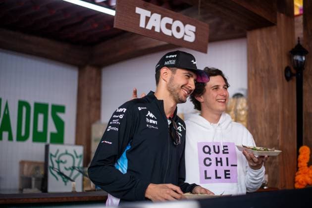 Esteban Ocon (BWT Alpine F1 Team, Frankreich, 31) macht Tacos mit Roberto Morales (Mexiko, Influencer Robegrill), USA, Formel 1 Weltmeisterschaft, Grand Prix der Vereinigten Staaten von Amerika, Circuit of the Americas Austin, Media Day, 17.10.2024 USA, Formel 1 Weltmeisterschaft, Grand Prix der Vereinigten Staaten von Amerika, Circuit of the Americas Austin, Media Day, 17.10.2024 Austin Copyright: xEibner-Pressefoto Memmlerx EP_MMR
