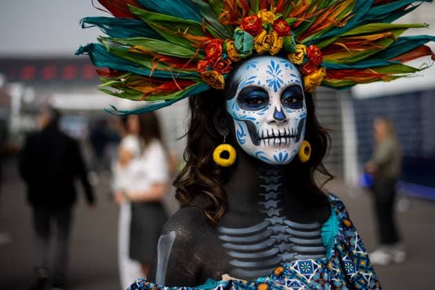 La Catrina Calvera Darstellerin zum Day of the Dead Dias de los Muertos, MEX, Formel 1 Weltmeisterschaft, Grand Prix von Mexiko City, Autodromo Hermanos Rodriguez, Ankunft der Fahrer, 25.10.2024 MEX, Formel 1 Weltmeisterschaft, Grand Prix von Mexiko City, Autodromo Hermanos Rodriguez, Ankunft der Fahrer, 25.10.2024 Mexico City Copyright: xEibner-Pressefoto Memmlerx EP_MMR