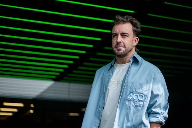 Fernando Alonso (Aston Martin Aramco Formula One Team, Spanien, 14) steht mit passendem Hemd Outfit zu seinem 400. Grand Prix vor der Garage, MEX, Formel 1 Weltmeisterschaft, Grand Prix von Mexiko City, Autodromo Hermanos Rodriguez, Ankunft der Fahrer, 25.10.2024 MEX, Formel 1 Weltmeisterschaft, Grand Prix von Mexiko City, Autodromo Hermanos Rodriguez, Ankunft der Fahrer, 25.10.2024 Mexico City Copyright: xEibner-Pressefoto Memmlerx EP_MMR