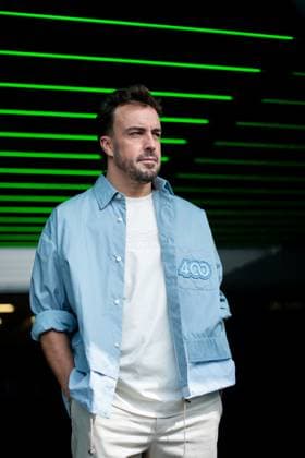 Fernando Alonso (Aston Martin Aramco Formula One Team, Spanien, 14) steht mit passendem Hemd Outfit zu seinem 400. Grand Prix vor der Garage, MEX, Formel 1 Weltmeisterschaft, Grand Prix von Mexiko City, Autodromo Hermanos Rodriguez, Ankunft der Fahrer, 25.10.2024 MEX, Formel 1 Weltmeisterschaft, Grand Prix von Mexiko City, Autodromo Hermanos Rodriguez, Ankunft der Fahrer, 25.10.2024 Mexico City Copyright: xEibner-Pressefoto Memmlerx EP_MMR