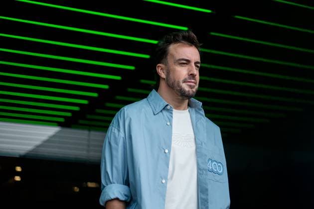 Fernando Alonso (Aston Martin Aramco Formula One Team, Spanien, 14) steht mit passendem Hemd Outfit zu seinem 400. Grand Prix vor der Garage, MEX, Formel 1 Weltmeisterschaft, Grand Prix von Mexiko City, Autodromo Hermanos Rodriguez, Ankunft der Fahrer, 25.10.2024 MEX, Formel 1 Weltmeisterschaft, Grand Prix von Mexiko City, Autodromo Hermanos Rodriguez, Ankunft der Fahrer, 25.10.2024 Mexico City Copyright: xEibner-Pressefoto Memmlerx EP_MMR