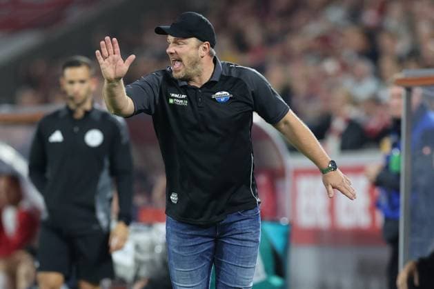 GER, 2.FBL. 1. FC Koeln vs. SC Paderborn 25.10.2024, Rheinenergie Stadion, Koeln, GER, 2.FBL. 1. FC Koeln vs. SC Paderborn, im Bild: Åukasz Kwasniok Trainer Headcoach (Paderborn), regt sich heftig auf, Gestik, Mimik, Emotionen, unzufrieden enttaeuscht niedergeschlagen,
