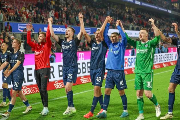 GER, 2.FBL. 1. FC Koeln vs. SC Paderborn 25.10.2024, Rheinenergie Stadion, Koeln, GER, 2.FBL. 1. FC Koeln vs. SC Paderborn, im Bild: die Paderborner Spieler verabschieden sich von den Fans in der Kurve Ilyas Ansah (Paderborn 29), Felix Götze Goetze (Paderborn 20), Markus Schubert Torwart (Paderborn 30), Tjark Scheller (Paderborn 25), Luis Engelns (Paderborn 46), Koen Kostons (Paderborn 10),