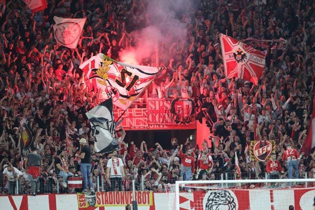 GER, 2.FBL. 1. FC Koeln vs. SC Paderborn 25.10.2024, Rheinenergie Stadion, Koeln, GER, 2.FBL. 1. FC Koeln vs. SC Paderborn, im Bild: Pyrotechnik, Feuerwerk, Rauch, Gefahr, Feuer, Leuchtfeuer, Kurve, Koeln