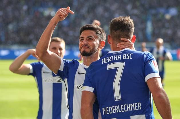 Florian Niederlechner (Hertha BSC, 07) mit dem 1:3 bei ihm Kevin Sessa (Hertha BSC, 08) , Karlsruher SC vs. Hertha BSC, Fussball, 2. Bundesliga, 10. Spieltag, 2024 2025, 26.10.2024, DFL REGULATIONS PROHIBIT ANY USE OF PHOTOGRAPHS AS IMAGE SEQUENCES AND OR QUASI-VIDEO, Karlsruher SC vs. Hertha BSC, Fussball, 2. Bundesliga, 10. Spieltag, 2024 2025, 26.10.2024 Karlsruhe