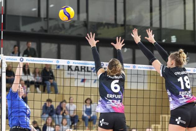 26.10.2024, xusrbx, Volleyball 1.Bundesliga Damen, VC Wiesbaden - Schwarz-Weiß Erfurt emspor, v.l. Celine Jebens (VC Wiesbaden, 11), Kira Thomsen (Schwarz Weiss Erfurt, 6), Kaylee Oscarson (Schwarz Weiss Erfurt, 18), (DFL DFB REGULATIONS PROHIBIT ANY USE OF PHOTOGRAPHS as IMAGE SEQUENCES and or QUASI-VIDEO) Wiesbaden
