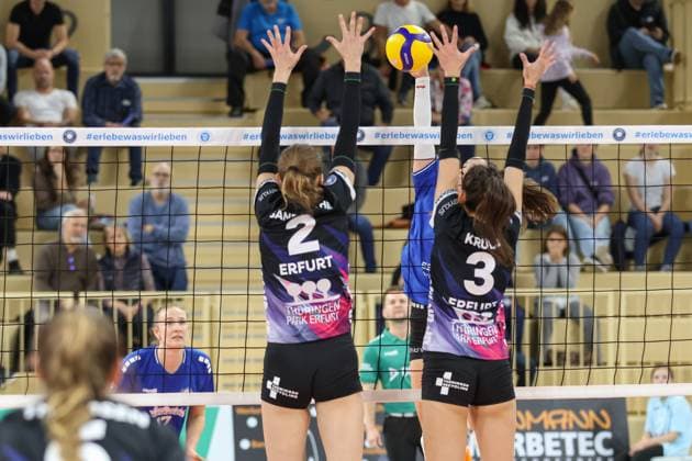 Sport Bilder des Tages 26.10.2024, xusrbx, Volleyball 1.Bundesliga Damen, VC Wiesbaden - Schwarz-Weiß Erfurt emspor, v.l. Elisabeth Sandbothe (Schwarz Weiss Erfurt, 2), Greta Kiss (VC Wiesbaden, 19), Ana Krulj (Schwarz Weiss Erfurt, 3), (DFL DFB REGULATIONS PROHIBIT ANY USE OF PHOTOGRAPHS as IMAGE SEQUENCES and or QUASI-VIDEO) Wiesbaden