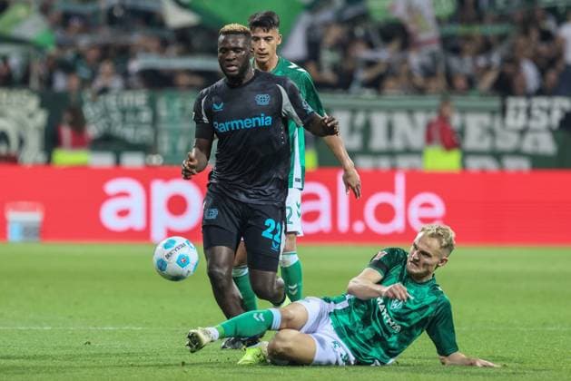 v.li.: Victor Boniface (Bayer 04 Leverkusen, 22) und Amos Pieper (SV Werder Bremen, 5) im Zweikampf, Duell, Dynamik, Aktion, Action, Spielszene, DIE DFL-RICHTLINIEN UNTERSAGEN JEGLICHE NUTZUNG VON FOTOS ALS SEQUENZBILDER UND ODER VIDEOA?HNLICHE FOTOSTRECKEN. DFL REGULATIONS PROHIBIT ANY USE OF PHOTOGRAPHS AS IMAGE SEQUENCES AND OR QUASI-VIDEO., 26.10.2024, Bremen (Deutschland), Fussball, Bundesliga, SV Werder Bremen - Bayer 04 Leverkusen