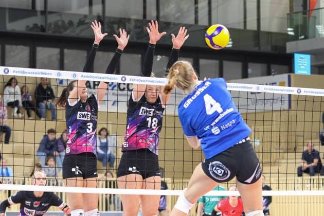 26.10.2024, xusrbx, Volleyball 1.Bundesliga Damen, VC Wiesbaden - Schwarz-Weiß Erfurt emspor, v.l. Ana Krulj (Schwarz Weiss Erfurt, 3), Kaylee Oscarson (Schwarz Weiss Erfurt, 18), Tanja Grosser (VC Wiesbaden, 4), (DFL DFB REGULATIONS PROHIBIT ANY USE OF PHOTOGRAPHS as IMAGE SEQUENCES and or QUASI-VIDEO) Wiesbaden