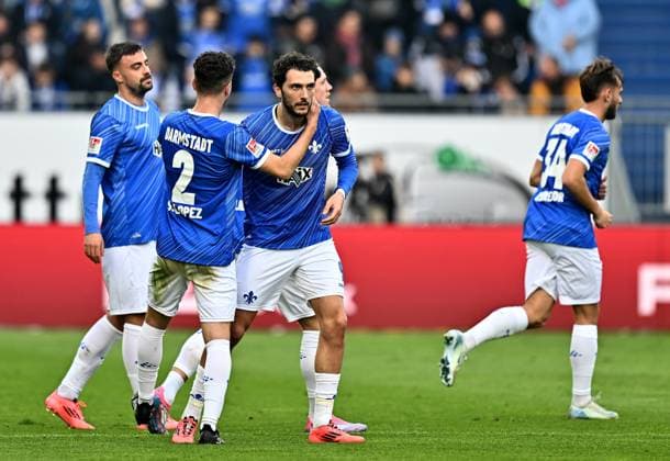 27.10.2024, xfux, Fussball 2.Bundesliga, SV Darmstadt 98 - SSV Ulm 1846, emspor, v.l. Philipp Förster Foerster (SV Darmstadt 98), Sergio Lopez Lopez (SV Darmstadt 98), Torschuetze Torschütze Fraser Hornby (SV Darmstadt 98) Torjubel, Jubel, Goal celebration, celebrate the goal zum 1:0 jubelnd bejubelt jubelt jubeln Jubel (DFL DFB REGULATIONS PROHIBIT ANY USE OF PHOTOGRAPHS as IMAGE SEQUENCES and or QUASI-VIDEO) Darmstadt