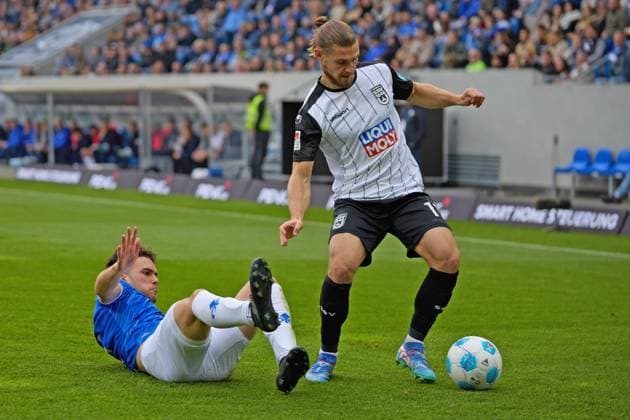 Dennis Chessa (SSV Ulm 1846, 11) im Zweikampf mit Tobias Kempe (SV Darmstadt 98, 06) GER, SV Darmstadt 98 gegen SSV Ulm 1846, Fussball, 2. Bundesliga, 10. Spieltag, Spielzeit 2024 2025, 27.10.24. DFL REGULATIONS PROHIBIT ANY USE OF PHOTOGRAPHS AS IMAGE SEQUENCES AND OR QUASI-VIDEO. GER, SV Darmstadt 98 gegen SSV Ulm 1846, Fussball, 2. Bundesliga, 10. Spieltag, Spielzeit 2024 2025, 27.10.24. Darmstadt