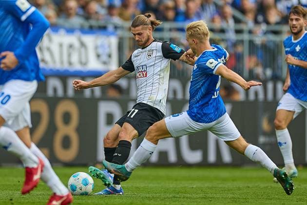 Dennis Chessa (SSV Ulm 1846, 11) verteidigt den Ball im Zweikampf gegen Fabian Holland (SV Darmstadt 98, 14) GER, SV Darmstadt 98 gegen SSV Ulm 1846, Fussball, 2. Bundesliga, 10. Spieltag, Spielzeit 2024 2025, 27.10.24. DFL REGULATIONS PROHIBIT ANY USE OF PHOTOGRAPHS AS IMAGE SEQUENCES AND OR QUASI-VIDEO. GER, SV Darmstadt 98 gegen SSV Ulm 1846, Fussball, 2. Bundesliga, 10. Spieltag, Spielzeit 2024 2025, 27.10.24. Darmstadt