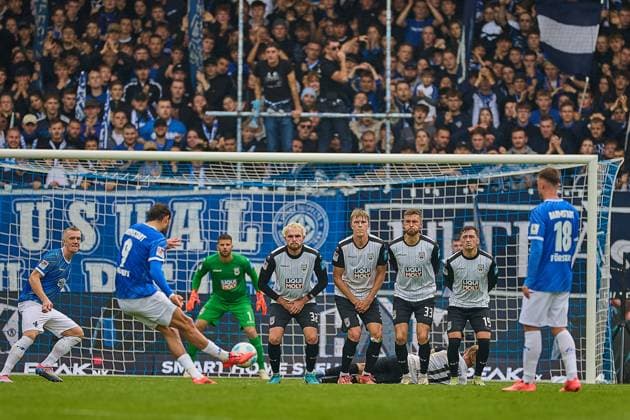 Freistoss von Fraser Hornby (SV Darmstadt 98, 09) GER, SV Darmstadt 98 gegen SSV Ulm 1846, Fussball, 2. Bundesliga, 10. Spieltag, Spielzeit 2024 2025, 27.10.24. DFL REGULATIONS PROHIBIT ANY USE OF PHOTOGRAPHS AS IMAGE SEQUENCES AND OR QUASI-VIDEO. GER, SV Darmstadt 98 gegen SSV Ulm 1846, Fussball, 2. Bundesliga, 10. Spieltag, Spielzeit 2024 2025, 27.10.24. Darmstadt