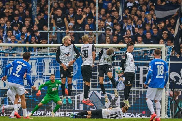 Freistoss von Fraser Hornby (SV Darmstadt 98, 09) GER, SV Darmstadt 98 gegen SSV Ulm 1846, Fussball, 2. Bundesliga, 10. Spieltag, Spielzeit 2024 2025, 27.10.24. DFL REGULATIONS PROHIBIT ANY USE OF PHOTOGRAPHS AS IMAGE SEQUENCES AND OR QUASI-VIDEO. GER, SV Darmstadt 98 gegen SSV Ulm 1846, Fussball, 2. Bundesliga, 10. Spieltag, Spielzeit 2024 2025, 27.10.24. Darmstadt