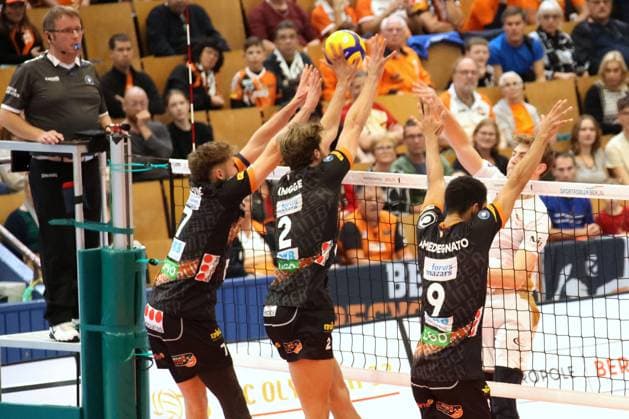 DEU, DVV, 1.VBL, VC Olympia Berlin vs. BR Volleys , 27.10.2024, Hohenschoenhausen, Berlin, DEU, DVV, 1.VBL, VC Olympia Berlin vs. BR Volleys , im Bild Kutz, Arvid (VC Olympia Berlin 3), Simon Plaskie (BR Volleys 7), Matthew Knigge (BR Volleys 2), Djifa Amedegnato (BR Volleys 9) Foto: Juergen Engler nordphoto GmbH