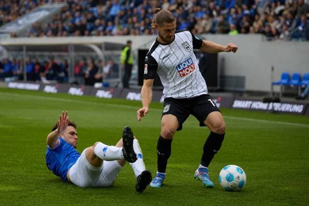 Dennis Chessa (SSV Ulm 1846, 11) im Zweikampf mit Tobias Kempe (SV Darmstadt 98, 06) GER, SV Darmstadt 98 gegen SSV Ulm 1846, Fussball, 2. Bundesliga, 10. Spieltag, Spielzeit 2024 2025, 27.10.24. DFL REGULATIONS PROHIBIT ANY USE OF PHOTOGRAPHS AS IMAGE SEQUENCES AND OR QUASI-VIDEO. GER, SV Darmstadt 98 gegen SSV Ulm 1846, Fussball, 2. Bundesliga, 10. Spieltag, Spielzeit 2024 2025, 27.10.24. Darmstadt