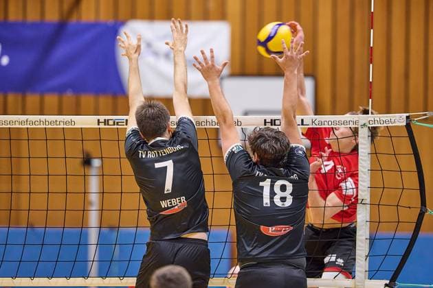 Timon Schippmann (TV Rottenburg, 07) und Knobelspiess (TV Rottenburg, 18) im Doppelblock gegen Nils Weber (TUS Kriftel, 04) GER, TuS Kriftel gegen TV Rottenburg,Volleyball, DVV-Pokal, Quali Achtelfinale, Spielzeit 2024 2025, 27.10.24. GER, TuS Kriftel gegen TV Rottenburg,Volleyball, DVV-Pokal, Quali Achtelfinale, Spielzeit 2024 2025, 27.10.24. Kriftel