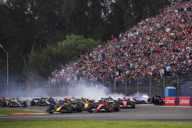 01 VERSTAPPEN Max (nld), Red Bull Racing RB20, 55 SAINZ Carlos (spa), Scuderia Ferrari SF-24, 22 TSUNODA Yuki (jap), Visa Cash App RB F1 Team VCARB 01, crash during the Formula 1 Gran Premio de la Ciudad de Mexico 2024, 20th round of the 2024 Formula One World Championship, WM, Weltmeisterschaft from October 25 to 27, 2024 on the Autodromo Hermanos Rodriguez, in Mexico City, Mexico - F1 - MEXICO CITY GRAND PRIX 2024 DPPI Panoramic 241027_R20_MESSICO_EA015386