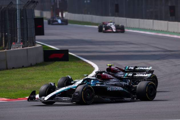 63 RUSSELL George (gbr), Mercedes AMG F1 Team W15, 44 HAMILTON Lewis (gbr), Mercedes AMG F1 Team W15, action during the Formula 1 Gran Premio de la Ciudad de Mexico 2024, 20th round of the 2024 Formula One World Championship, WM, Weltmeisterschaft from October 25 to 27, 2024 on the Autodromo Hermanos Rodriguez, in Mexico City, Mexico - F1 - MEXICO CITY GRAND PRIX 2024 DPPI Panoramic 241027_R20_MESSICO_EA023931.JPG