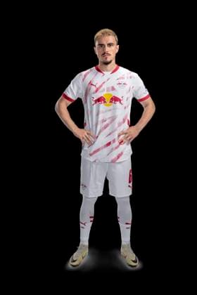 Achtung: Redaktionelle Nutzung honorarfrei - Attention: Free of charge for editorial use - Eljif Elmas RB Leipzig Porträttermin Saison 2024 2025, Herren, 1.BL, RB Leipzig, Porträt, Vorstellung, Präsentation, Pressetermin, Fußball, GER, RedBull, Red Bull, RBL; Shooting, Studio, Studioshooting, Freisteller, xptt