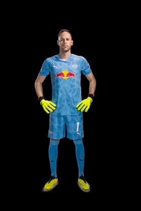 Achtung: Redaktionelle Nutzung honorarfrei - Attention: Free of charge for editorial use - Peter Gulacsi RB Leipzig Porträttermin Saison 2024 2025, Herren, 1.BL, RB Leipzig, Porträt, Vorstellung, Präsentation, Pressetermin, Fußball, GER, RedBull, Red Bull, RBL; Shooting, Studio, Studioshooting, Freisteller, xptt