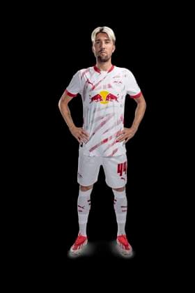 Achtung: Redaktionelle Nutzung honorarfrei - Attention: Free of charge for editorial use - Kevin Kampl RB Leipzig Porträttermin Saison 2024 2025, Herren, 1.BL, RB Leipzig, Porträt, Vorstellung, Präsentation, Pressetermin, Fußball, GER, RedBull, Red Bull, RBL; Shooting, Studio, Studioshooting, Freisteller, xptt